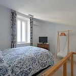 La Cigale - Vieux Village - Charmante Maisonnette Climatisee Avec Jardin بيت للعطل