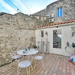 Holiday home La Cigale - Vieux Village - Charmante Maisonnette Climatisee Avec Jardin Villeneuve-les-Avignon