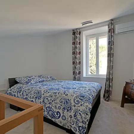 Holiday home La Cigale - Vieux Village - Charmante Maisonnette Climatisee Avec Jardin Villeneuve-les-Avignon