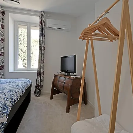 Holiday home La Cigale - Vieux Village - Charmante Maisonnette Climatisee Avec Jardin Villeneuve-les-Avignon