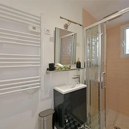 Holiday home La Cigale - Vieux Village - Charmante Maisonnette Climatisee Avec Jardin Villeneuve-les-Avignon