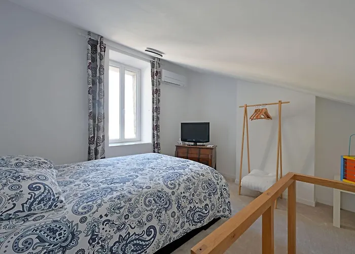 La Cigale - Vieux Village - Charmante Maisonnette Climatisee Avec Jardin بيت للعطل