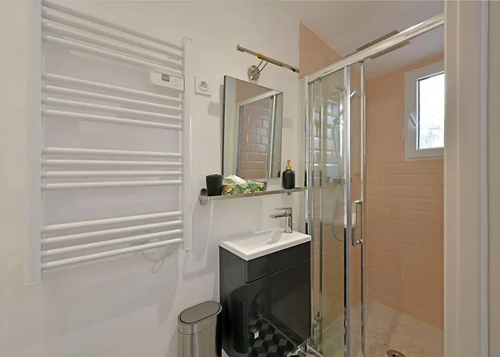 بيت للعطل La Cigale - Vieux Village - Charmante Maisonnette Climatisee Avec Jardin فينوف ليز أفيجْنْ