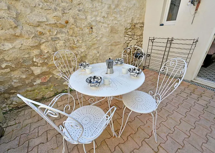 La Cigale - Vieux Village - Charmante Maisonnette Climatisee Avec Jardin بيت للعطل *
