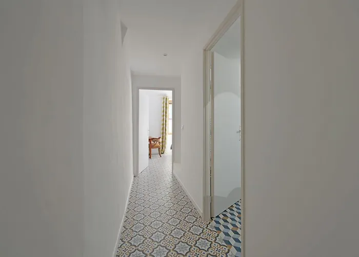 La Cigale - Vieux Village - Charmante Maisonnette Climatisee Avec Jardin بيت للعطل *