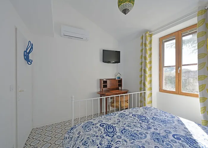 La Cigale - Vieux Village - Charmante Maisonnette Climatisee Avec Jardin بيت للعطل