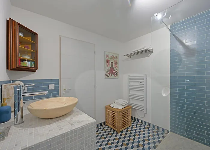 La Cigale - Vieux Village - Charmante Maisonnette Climatisee Avec Jardin بيت للعطل فينوف ليز أفيجْنْ